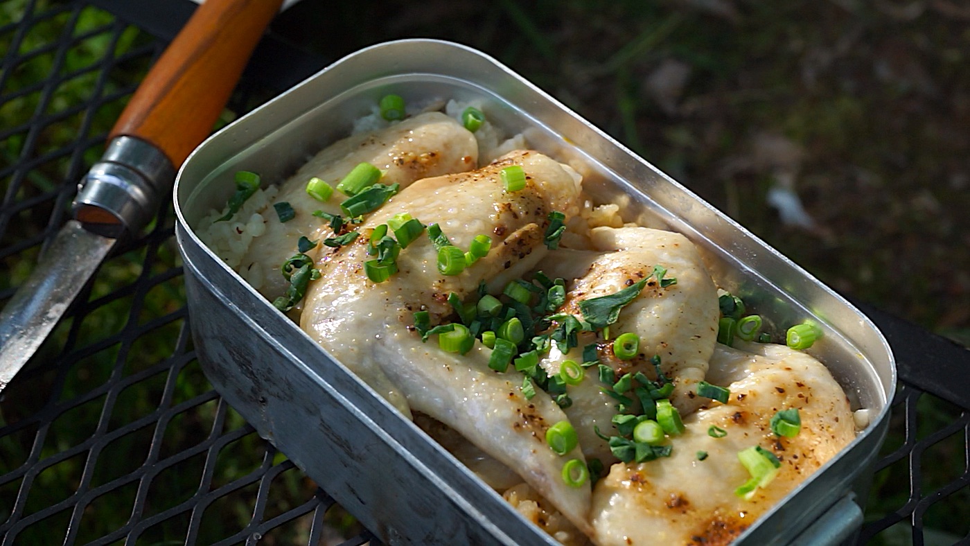 【メスティン自動炊飯レシピ】鶏肉のガーリックバター炊き込みご飯